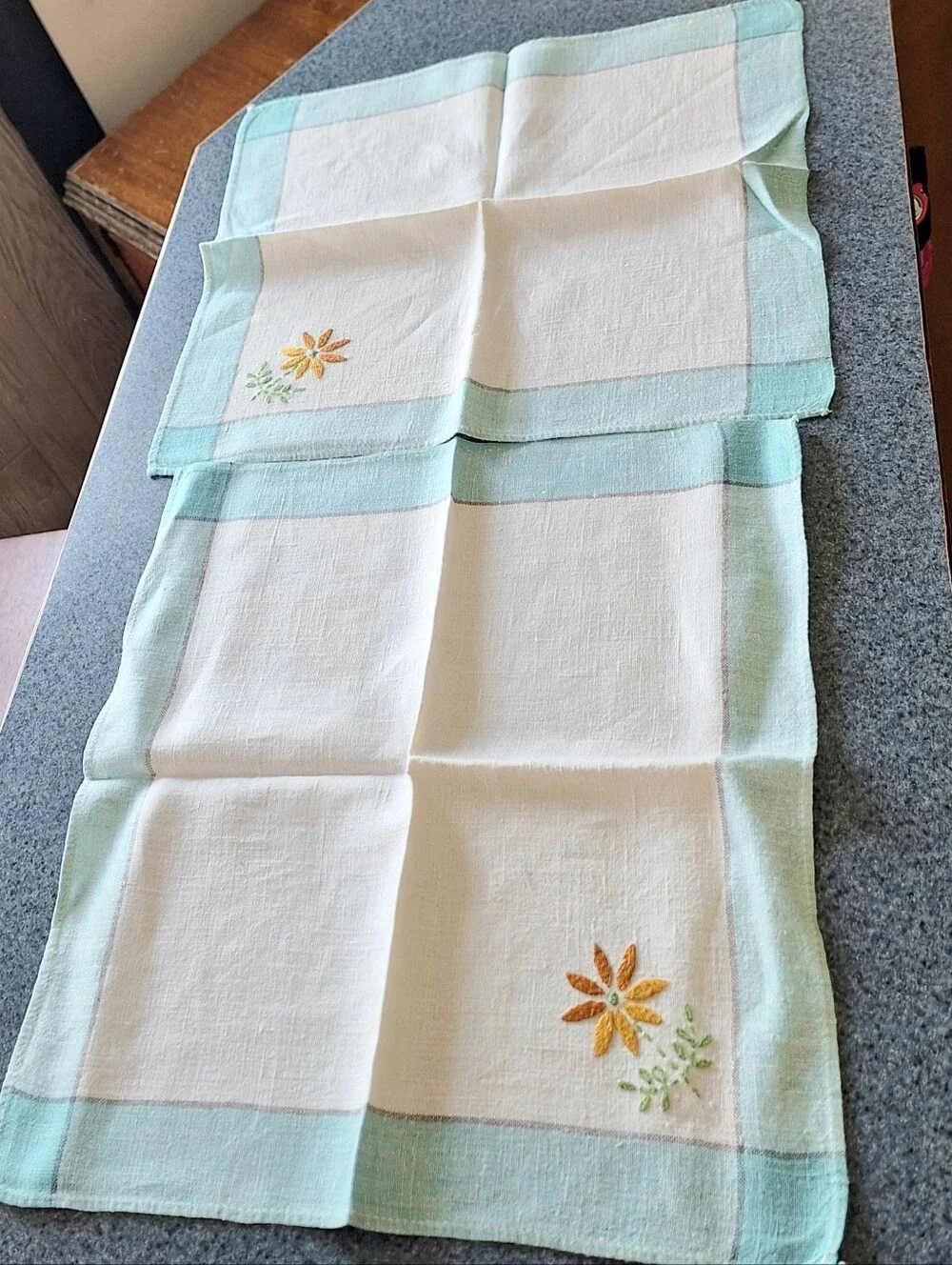 Vintage 30s-40s Embroidered Linen Daisy Tablecloth & Napkin Set